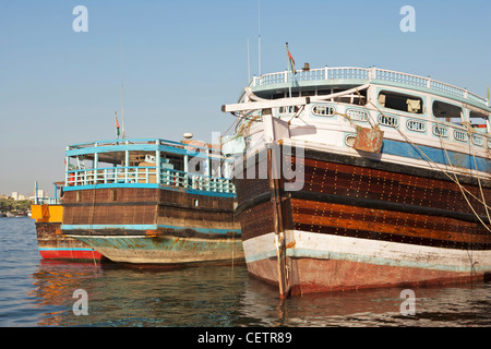 Rückansicht des drei trading Dhaus ankern in Dubai Creek, Vereinigte Arabische Emirate. Stockfoto