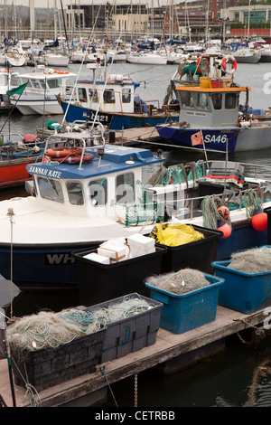 Großbritannien, Wales, Swansea, Seeviertel, Angelboote/Fischerboote vertäut am Fluss Tawe unter sailbridge Stockfoto