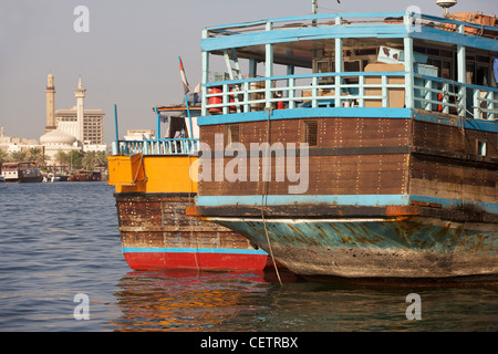 Rückansicht der beiden trading Dhaus ankern in Dubai Creek, Vereinigte Arabische Emirate. Stockfoto