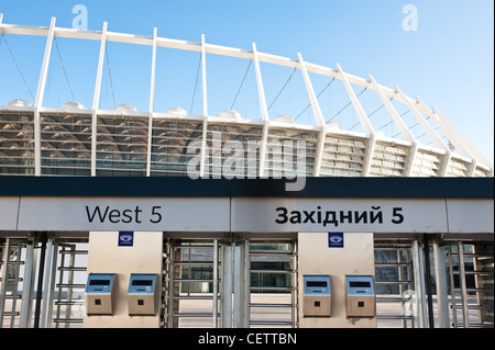 Eingangstore des Olympijskyj Stadion in Kiew am 11. Januar 2012. Dieses Stadion findet das Finale der Euro 2012 statt. Stockfoto