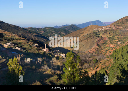 Berber Dorf im Atlas-Gebirge zwischen Oukaïmeden und Marrakesch, Marokko, Nordafrika Stockfoto