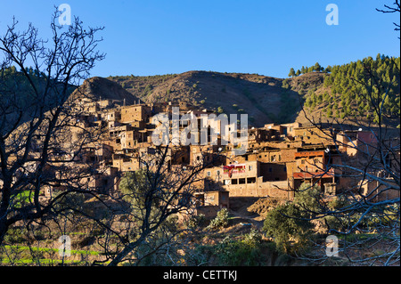 Berber Dorf im hohen Atlas-Gebirge zwischen Oukaïmeden und Marrakesch, Marokko, Nordafrika Stockfoto