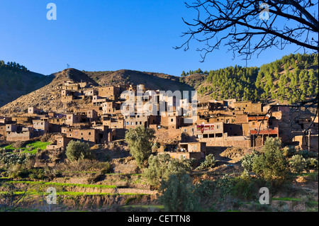 Berber Dorf im hohen Atlas-Gebirge zwischen Oukaïmeden und Marrakesch, Marokko, Nordafrika Stockfoto