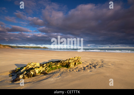 Sonnenuntergang und Gewitterwolken über Whitsand Bay Cornwall UK Stockfoto