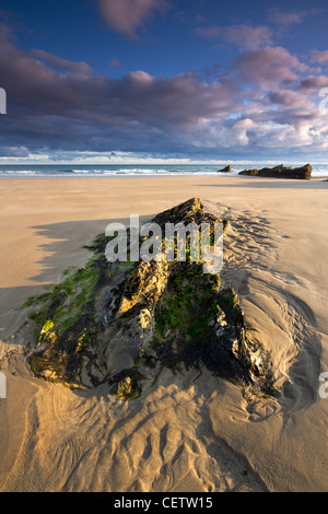 Sonnenuntergang und Gewitterwolken über Whitsand Bay Cornwall UK Stockfoto