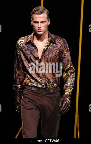 Versace Mailand Menswear bereit zu tragen Herbst Winter Brown Fett drucken Hemd und braune Hose Stockfoto