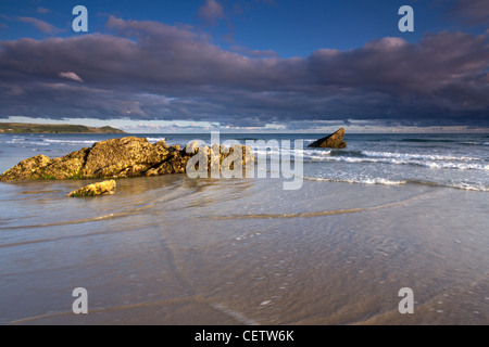 Sonnenuntergang und Gewitterwolken über Whitsand Bay Cornwall UK Stockfoto