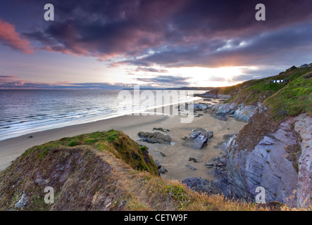 Sonnenuntergang und Gewitterwolken über Whitsand Bay Cornwall UK Stockfoto