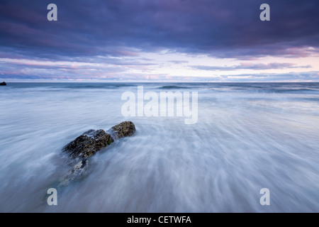 Sonnenuntergang und Gewitterwolken über Whitsand Bay Cornwall UK Stockfoto