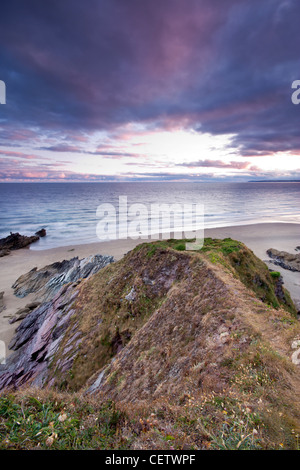 Sonnenuntergang und Gewitterwolken über Whitsand Bay Cornwall UK Stockfoto