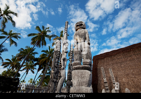 Tikis im Pu'uhonua O Honaunau (Ort der Zuflucht) National Park, Big Island Hawaii Stockfoto