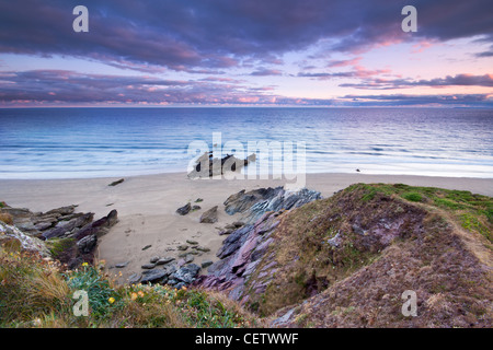 Sonnenuntergang und Gewitterwolken über Whitsand Bay Cornwall UK Stockfoto