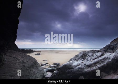 Sonnenuntergang und Gewitterwolken über Whitsand Bay Cornwall UK Stockfoto