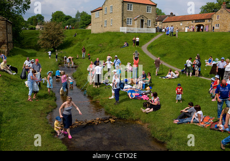 Hutton-Le-Loch, malerisches Dorf am Yorkshire Moor, England, UK. Sommergäste am Bach. Stockfoto