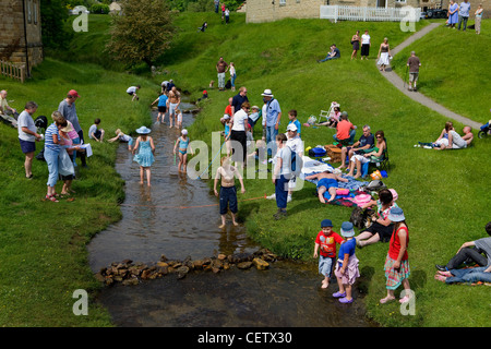 Hutton-Le-Loch, malerisches Dorf am Yorkshire Moor, England, UK. Sommergäste am Bach. Stockfoto