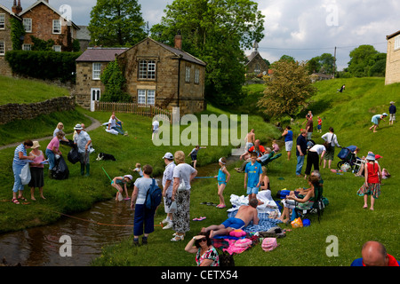 Hutton-Le-Loch, malerisches Dorf am Yorkshire Moor, England, UK. Sommergäste am Bach. Stockfoto