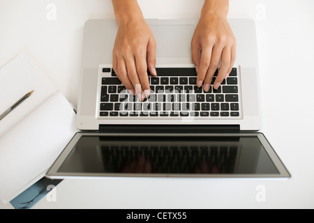 Hände auf Laptop-Computer, erhöhte Ansicht eingeben Stockfoto