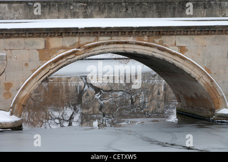 Trinity Bridge Detail und Reflexionen in den Fluss Cam, Cambridge Schnee Stockfoto