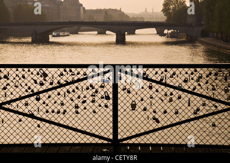 Lovelocks auf einer Pariserin Brücke Pont des Arts Stockfoto