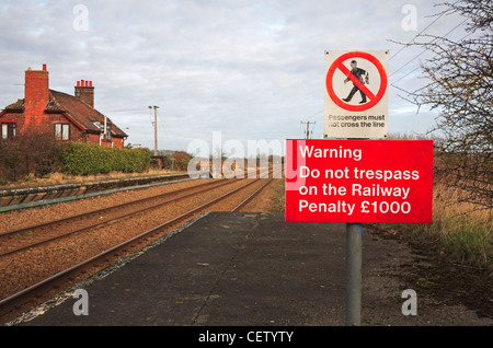 Hausfriedensbruch Warnzeichen auf dem Bahnsteig der Station am Salhouse, Norfolk, England, Vereinigtes Königreich. Stockfoto