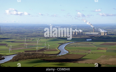 Luftbild mit Windturbinen und einem Kohlekraftwerk, das westlich den Fluss Ouse hinauf in Richtung Drax Power Station blickt Stockfoto