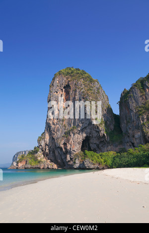 Felsbrocken auf Laem Phra Nang Beach, Thailand Stockfoto