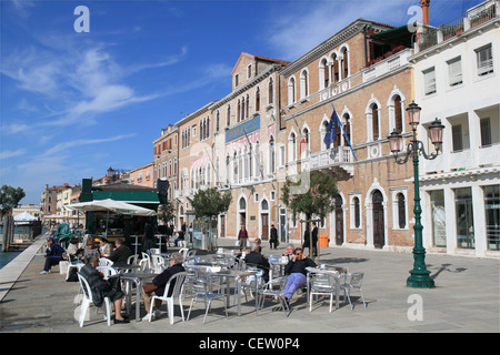 Straßencafé und Palazzo Molin Adriatica, Zattere al Ponte Lungo, Venedig, Veneto, Italien, Adria, Europa Stockfoto