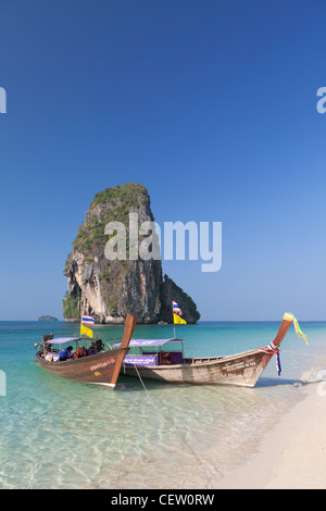 Felsbrocken auf Laem Phra Nang Beach, Thailand Stockfoto