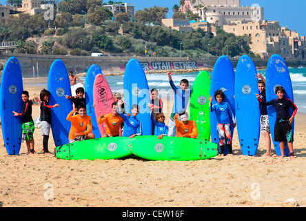 Israel, Mittelmeer, Gruppe von jungen Surfer am Strand Stockfoto