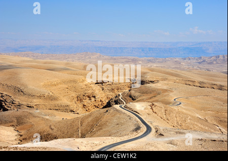 Straße in der Judäa Wüste Westjordanland führt zum Toten Meer Stockfoto