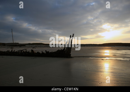 Die Überreste von Mary Stewart. eine 64 Fuß Doppel Topsail Schooner erbaut 1868 am Scarinish Strand auf Tiree in Schottland Stockfoto