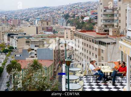 ValparaIso, Chile. Touristen genießen den Kaffee im Café am Rande des Cerro Concepción mit Blick auf Barrio el Puerto (Hafenviertel). Stockfoto