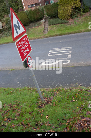 reduzieren Sie Ihre Geschwindigkeit Zeichen in Kedington Suffolk Stockfoto