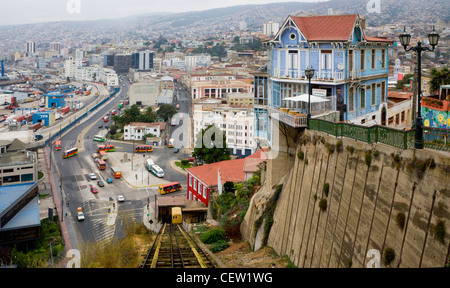 ValparaIso, Chile. Süd-Amerika. Blick vom Auto der Ascensor Artilleria (Standseilbahn). Cerro Artilleria. Stockfoto