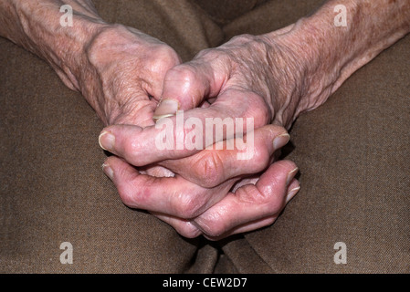 Gefalteten Händen von einer älteren Dame Stockfoto