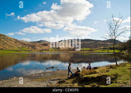 Familie neben Watendlath Tarn, oben Borrowdale im Lake District Stockfoto