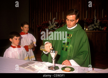 Römisch-katholischer Priester, Ministranten, Vorbereitung der Geschenke, eucharistischen Gebet, Gottesdienst, Masse, Novato, Kalifornien Stockfoto