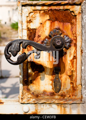 altes Metall entworfen rostiger Türgriff Stockfoto