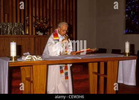 Römisch-katholischer Priester, Höhe der Kelch, eucharistischen Gebet, Gottesdienst, Messe, Novato, Marin County, Kalifornien Stockfoto