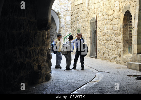 Kinder in der alten Stadt Hebron Westjordanland sind Stockfoto