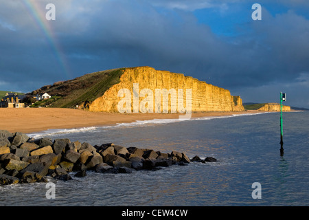 Klippen, Strand und Küste von West Bay auf der Jurassic coast Dorset genommen nach einem Sturm im Winter und Klippen von Sonnenlicht beleuchtet Stockfoto