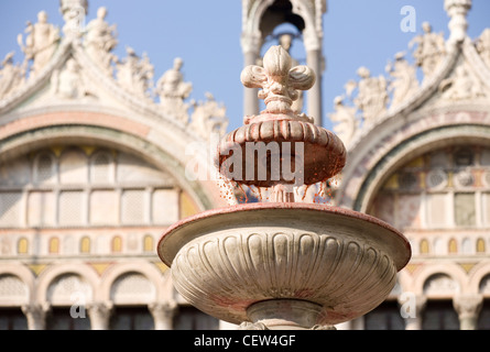 Rot Wein Brunnen in San Marco-Platz in Venedig Stockfoto