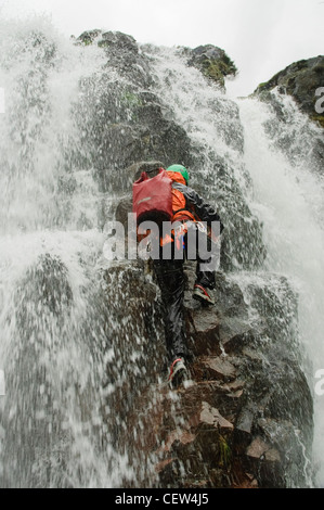 Einen Wasserfall im scheut Gill, Great Langdale, Lake District Klettern Stockfoto