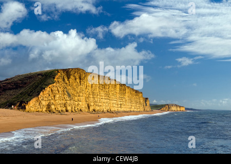 Klippen, Strand und die Küste von West Bay auf der Jurassic Küste Dorset am schönen Tag im winter Stockfoto