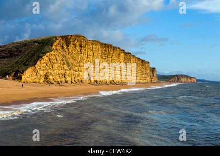 Klippen, Strand und die Küste von West Bay auf der Jurassic Küste Dorset am schönen Tag im winter Stockfoto