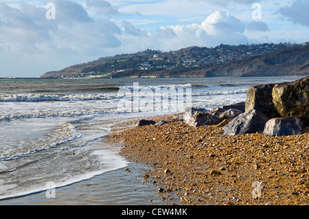 Charmouth Strand an der jurassic Küste Charmouth, Dorset, UK am sonnigen Tag im Winter mit Lyme Regis in der Ferne genommen Stockfoto