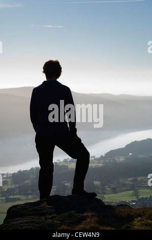 Walker auf Yewdale Fells oben Coniston Water im Lake District an einem Wintertag mit Nebel und Frost im Tal Stockfoto