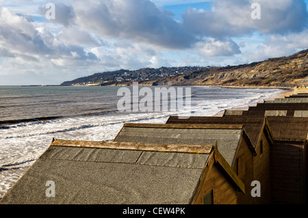 Strandhütten Charmouth Beach an der jurassic Küste Charmouth, Dorset, UK am sonnigen Tag im winter Stockfoto