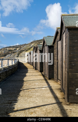 Strandhütten Charmouth Beach an der jurassic Küste Charmouth, Dorset, UK am sonnigen Tag im winter Stockfoto