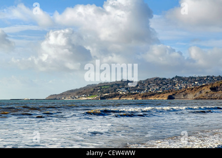 Blick auf Lyme Regis vom Strand Charmouth, Dorset, Großbritannien Stockfoto